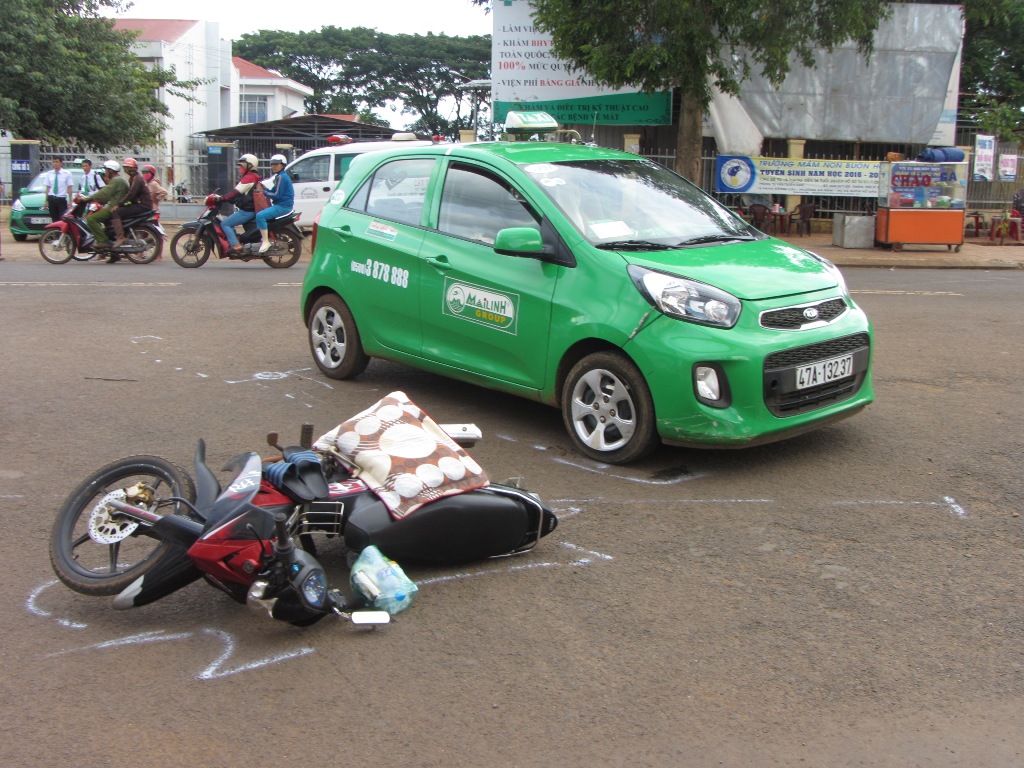 Taxi tông xe máy, hai người nhập viện
